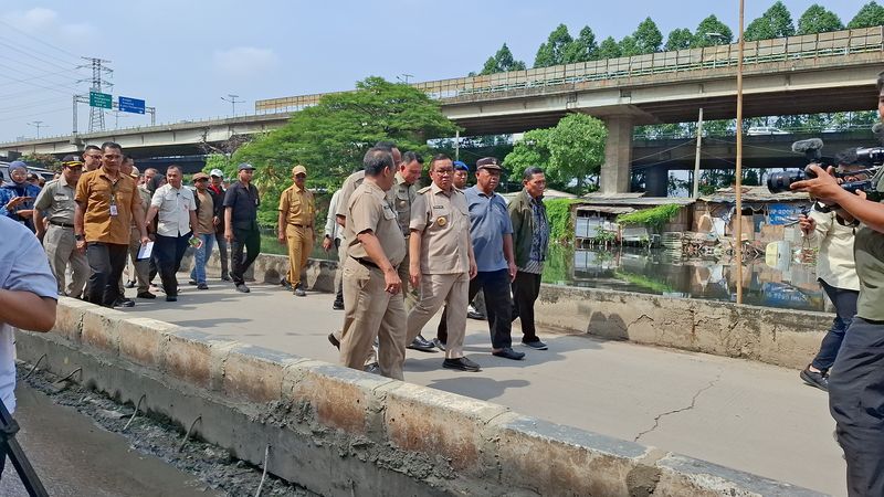 Jalan di Jakut tinggi sebelah (Belia/detikcom)