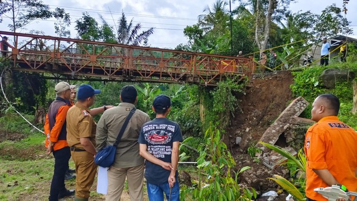 Jembatan Penghubung dua desa di Cianjur Ambruk Jembatan Penghubung dua desa di Cianjur Ambruk