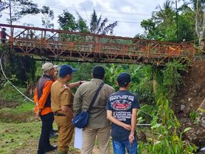 Jembatan Ambruk, Ribuan Warga di 2 Desa Cianjur Terisolir