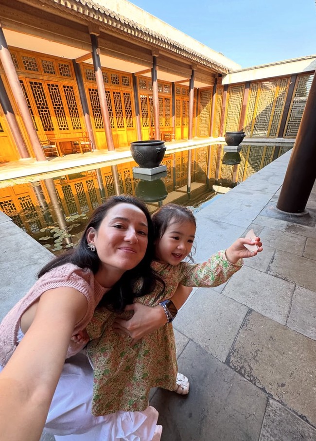 Yang tak kalah mencuri atensi ialah kehadiran putri semata wayang Julie yang sudah semakin besar. Saingi sang mama, banyak yang memuji kecantikan putri Julie, Brielle. Foto: Instagram/@julstelle