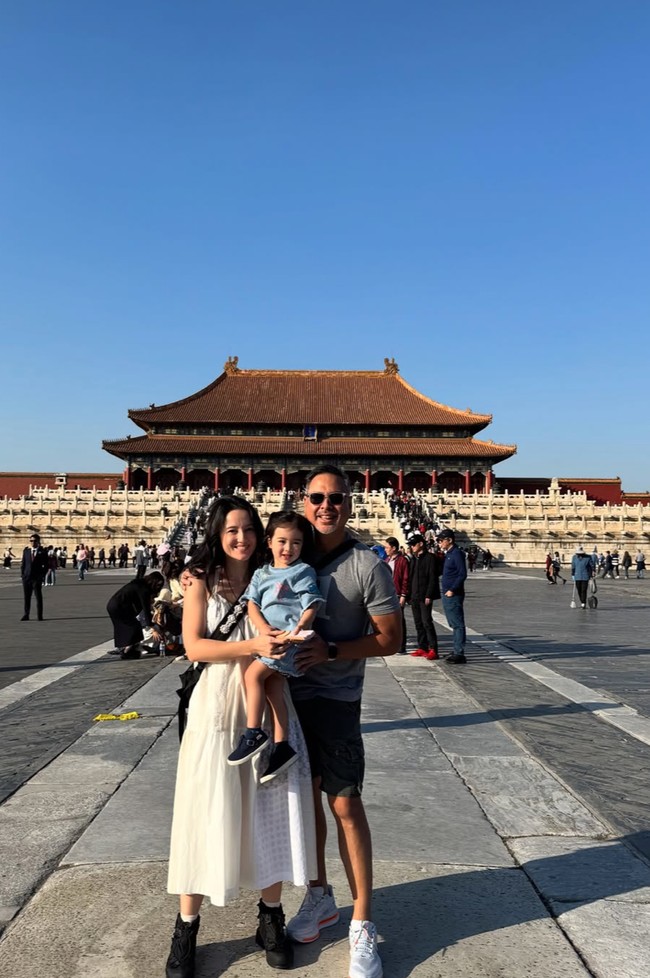 Pose bertiga, Julie memamerkan keharmonisan keluarganya. Kebahagiaan juga tampak jelas di wajah ketiganya yang bisa menghabiskan waktu berkualitas bersama. Foto: Instagram/@julstelle