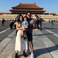 Pose bertiga, Julie memamerkan keharmonisan keluarganya. Kebahagiaan juga tampak jelas di wajah ketiganya yang bisa menghabiskan waktu berkualitas bersama. Foto: Instagram/@julstelle