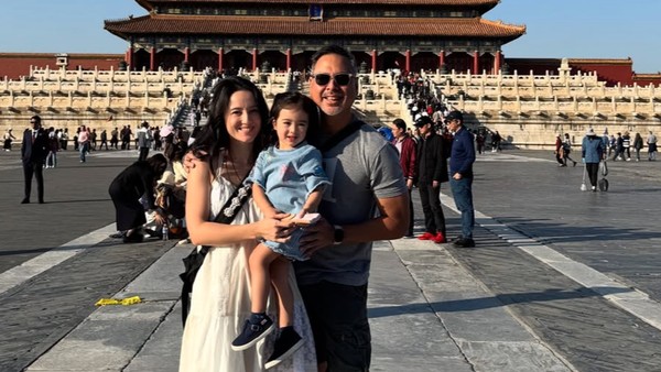 8 Foto Julie Estelle Liburan ke China, Paras Cantik Putrinya Curi Atensi