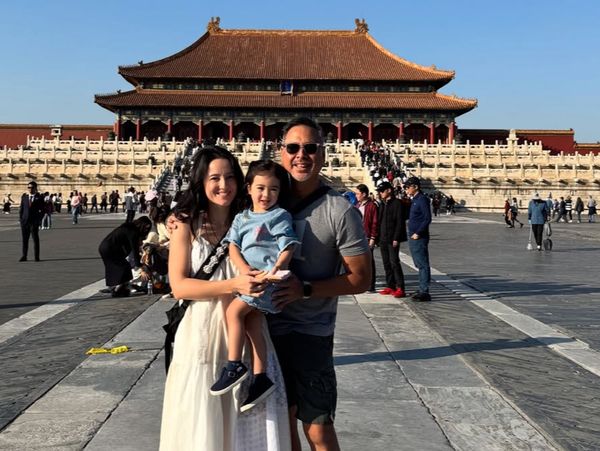 8 Foto Julie Estelle Liburan ke China, Paras Cantik Putrinya Curi Atensi
