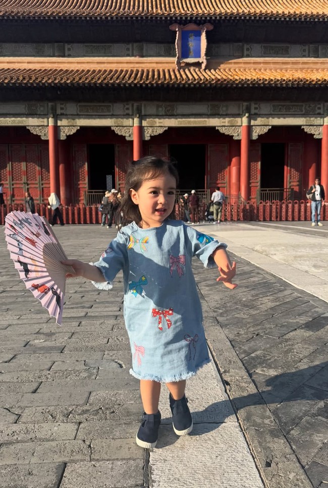 Lahir pada 20 Juli 2023, saat ini Brielle berusia 2 tahun. Walaupun masih kecil namun Brielle sudah memiliki banyak penggemar yang mengagumi kecantikannya. Foto: Instagram/@julstelle