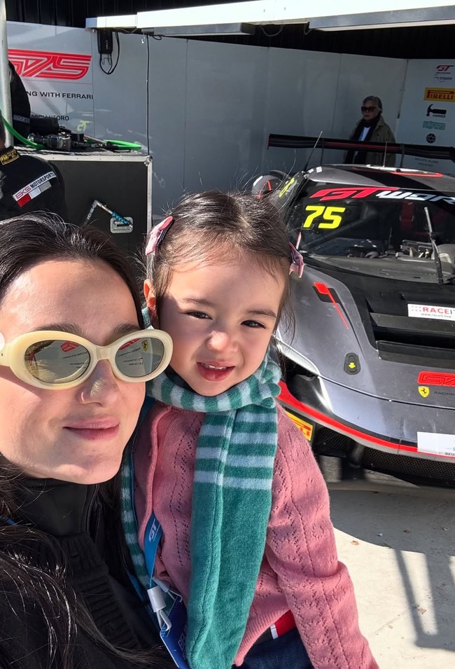 Terlihat Julie dan Brielle yang ikut berkunjung ke arena balap. Kenakan baju hangat lengkap dengan syal dan jepitan pink di sisi kiri dan kanan rambutnya, Brielle tampil tak hanya cantik, juga imut. Foto: Instagram/@julstelle