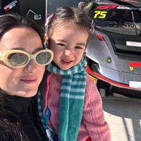 Terlihat Julie dan Brielle yang ikut berkunjung ke arena balap. Kenakan baju hangat lengkap dengan syal dan jepitan pink di sisi kiri dan kanan rambutnya, Brielle tampil tak hanya cantik, juga imut. Foto: Instagram/@julstelle