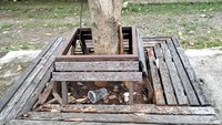 Alih-alih dipenuhi pengunjung, hanya terlihat dua orang di bagian depan. Kayu pagar pintu masuk sudah mulai usang dan kursi kayu yang dulu jadi spot favorit pengunjung tampak mengeropos dimakan usia. (Qonita/detikTravel)
