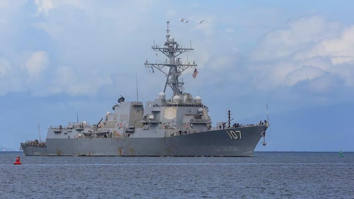 The U.S. Navy destroyer USS Gravely (DDG-107) approaches Port of Spain for joint training with the Trinidad and Tobago Defence Force to strengthen regional security and military cooperation, as seen from Port of Spain, Trinidad and Tobago, October 26, 2025. REUTERS/Andrea De Silva Purchase Licensing Rights