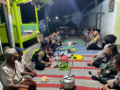 Kapolres Kendal, AKBP Hendry Susanto Sianipar, saat mengunjungi Pos Kamling RT 4 RW 1 di Kelurahan Karangsari.