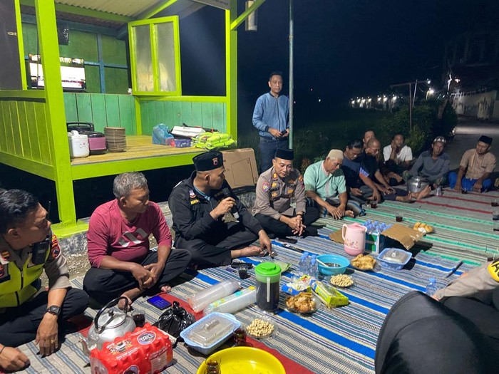 Kapolres Kendal, AKBP Hendry Susanto Sianipar, saat mengunjungi Pos Kamling RT 4 RW 1 di Kelurahan Karangsari.