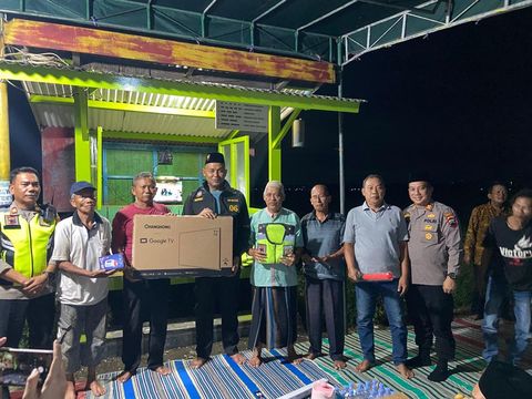 Kapolres Kendal, AKBP Hendry Susanto Sianipar, saat mengunjungi Pos Kamling RT 4 RW 1 di Kelurahan Karangsari.