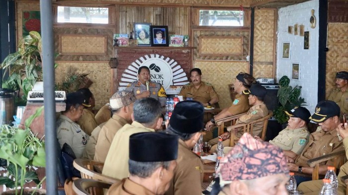 Kapolres Pasuruan menggelar rakor bersama Kades mengajak bersinergi untuk menjaga keamanan dan situasi tetap kondusif. Kapolres Pasuruan menggelar rakor bersama Kades mengajak bersinergi untuk menjaga keamanan dan situasi tetap kondusif.