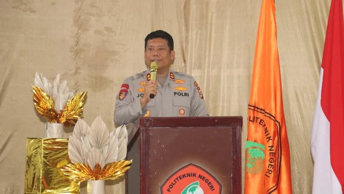 Kapolres Pelalawan AKBP John Louis Letedara turun ke kampus perkenalkan program Green Policing. Kapolres Pelalawan AKBP John Louis Letedara turun ke kampus perkenalkan program Green Policing.