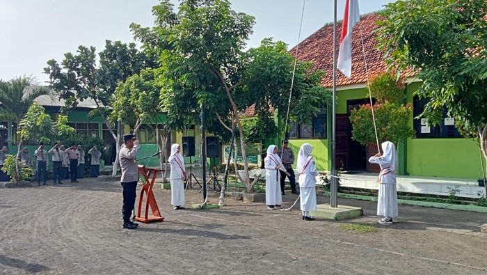Kapolsek Wonorejo AKP Sugiyanto saat memimpin upacara di SMK Al Hidayah Kapolsek Wonorejo AKP Sugiyanto saat memimpin upacara di SMK Al Hidayah