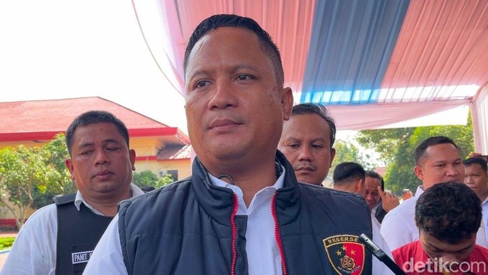 Kasubdit Jatanras Ditreskrimum Polda Sumut Kompol Jama Kita Purba saat diwawancarai usai konferensi pers. (Finta Rahyuni/detikSumut) Kasubdit Jatanras Ditreskrimum Polda Sumut Kompol Jama Kita Purba saat diwawancarai usai konferensi pers. (Finta Rahyuni/detikSumut)