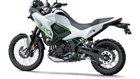 Kawasaki membekali KLE500 dengan rangka trellis baru yang kokoh namun tetap ringan, shock depan terbalik (USD), juga suspensi belakang Unitrack yang bisa disetel sesuai kebutuhan. Tak ketinggalan, roda jari-jari serba guna dan posisi duduk tinggi 860 mm memberi rasa percaya diri saat melibas medan sulit. Foto: Dok. Kawasaki
