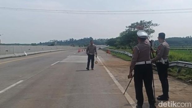 Kecelakaan di Batang Tim gabungan dari Polda Jateng dan Polres Batang melakukan olah TKP kecelakaan bus PO Haryanto di Tol Batang, Senin (27/10/2025).