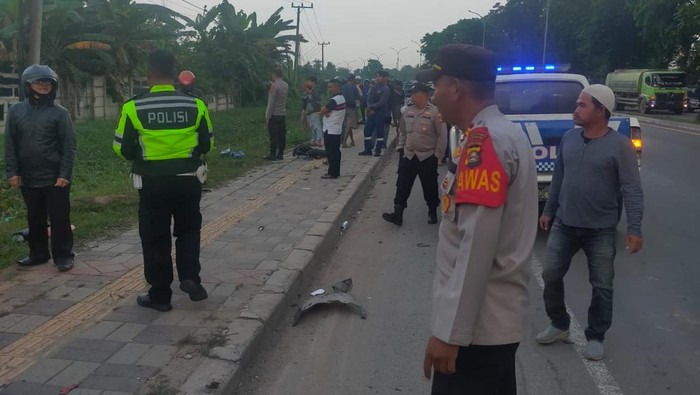Kecelakaan di Palembang Polisi mendatangi TKP pemotor tewas ditabrak Innova dari belakang