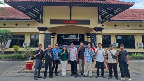 Keluarga Brigadir Esco Faska Rely didampingi kuasa hukum menggeruduk Polres Lombok Barat terkait dugaan keterlibatan polisi inisial Kompol W. (Dok. Muhanan, kuasa hukum keluarga, Brigadir Esco Faska Rely)