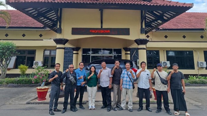 Keluarga Brigadir Esco Faska Rely didampingi kuasa hukum menggeruduk Polres Lombok Barat terkait dugaan keterlibatan polisi inisial Kompol W. (Dok. Muhanan, kuasa hukum keluarga, Brigadir Esco Faska Rely) Keluarga Brigadir Esco Faska Rely didampingi kuasa hukum menggeruduk Polres Lombok Barat terkait dugaan keterlibatan polisi inisial Kompol W. (Dok. Muhanan, kuasa hukum keluarga, Brigadir Esco Faska Rely)