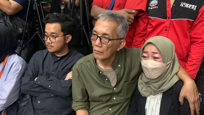Keluarga Delpedro di ruang sidang PN Jaksel (Mulia/detikcom) Keluarga Delpedro di ruang sidang PN Jaksel (Mulia/detikcom)