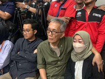 Video Tangis Ibu Delpedro Usai Praperadilan Ditolak: Anakku Tak Bersalah!