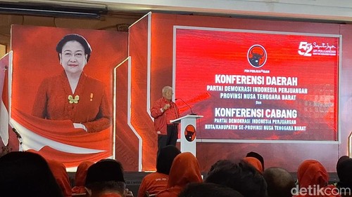 Ketua DPD PDI Perjuangan NTB, Rachmat Hidayat, saat pembukaan Konferensi Daerah PDIP NTB di Hotel Lombok Raya, Mataram, NTB, Senin (27/10/2025). (Foto: Nathea Citra/detikBali)