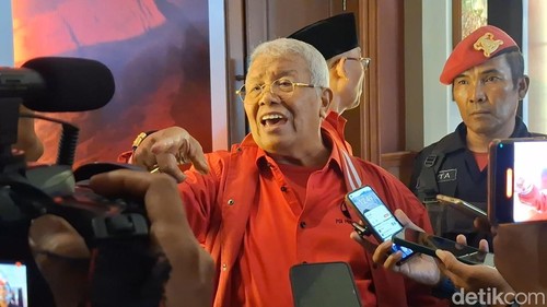 Ketua DPD PDIP NTB, Rachmat Hidayat, saat diwawancarai di Mataram, NTB, Senin (27/10/2025). (Foto: Nathea Citra/detikBali)