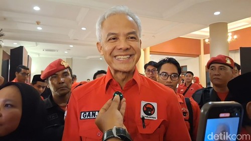Ketua DPP PDI Perjuangan Ganjar Pranowo saat diwawancarai usai menutup Konferda PDIP NTB di Hotel Lombok Raya, Mataram, NTB, Senin (27/10/2025). (Nathea Citra/detikBali)