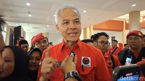 Ketua DPP PDIP Ganjar Pranowo saat diwawancarai usai menutup Konferda PDIP NTB di Hotel Lombok Raya, Mataram, NTB, Senin (27/10/2025). (Nathea Citra/detikBali)