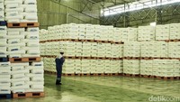 Salah satu visitor melihat suasana gudang penyimpanan polytam di Kilang Plaju, Palembang, Sumatea Selatan. (Foto: Rio Roma Dhoni/detikcom)