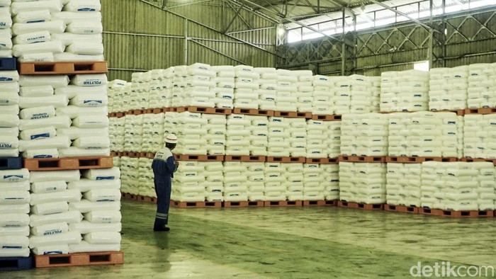 Kilang Pertamina Internasional (KIP) Salah satu visitor melihat suasana gudang penyimpanan polytam di Kilang Plaju, Palembang, Sumatea Selatan.