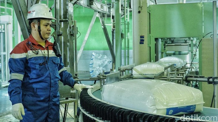 Staf polypropylene Ade Rachman saat memonitoring proses produksi polytam di ruang produksi Kilang Pertamina Plaju
