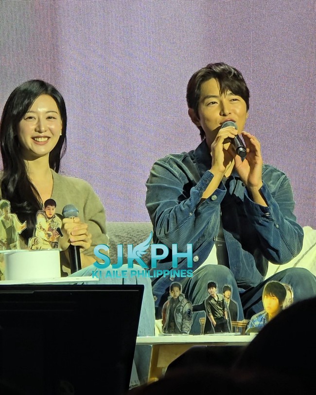 Di tengah sesi bincang-bincang, Song Joong Ki memanggil Kim Ji Won sebagai Tanya, dan membuat para penggemar histeris. Kembali mengingat penampilan mereka dalam Arthdal Chronicles. Foto: Instagram