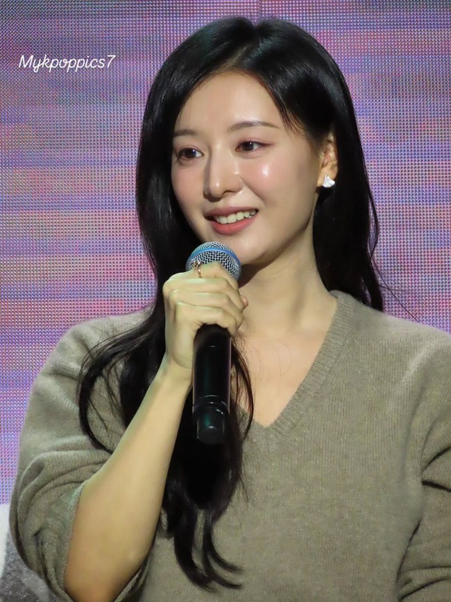 Kini Kim Ji Won disibukkan dengan syuting drama medis pertamanya, Doctor X: Age of the White Mafia. Tak sedikit penggemar yang berharap Song Joong Ki akan kembali tampil sebagai cameo, mendukung penampilan Kim Ji Won sebagai ahli bedah jenius. Foto: Instagram