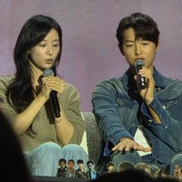 “Aku tamu yang datang diam-diam. Halo, aku junior dari Song Joong Ki, Kim Ji Won. Aku datang ke sini dengan keinginanku sendiri,” ucap Kim Ji Won saat memperkenalkan dirinya di hadapan penggemar yang memadati venue. Foto: Instagram