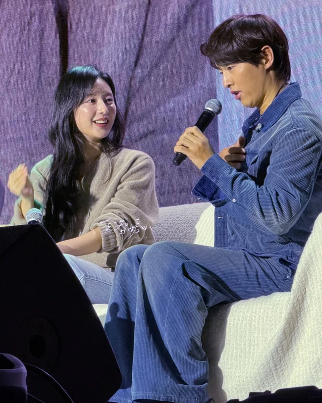 Kim Ji Won membuat penampilan kejutan di acara fan meeting sahabatnya, Song Joong Ki. Bukan hanya penggemar yang terkejut. Sang aktor juga tidak mengira Kim Ji Won akan tampil di atas panggung. Foto: Instagram