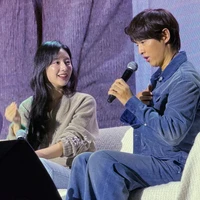 Kim Ji Won membuat penampilan kejutan di acara fan meeting sahabatnya, Song Joong Ki. Bukan hanya penggemar yang terkejut. Sang aktor juga tidak mengira Kim Ji Won akan tampil di atas panggung. Foto: Instagram