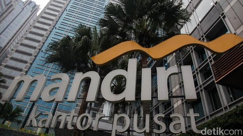 Direktur Risk Management Bank Mandiri Danis Subyantoro, Direktur Treasury & International Banking Bank Mandiri Ari Rizaldi, Direktur Commercial Banking Bank Mandiri Totok Priyambodo, dan Direktur Finance & Strategy Bank Mandiri Novita Widya Anggraini menyampaikan Paparan Publik Laporan Keuangan Triwulan III 2025 Bank Mandiri di Jakarta, Senin (27/10/2025).