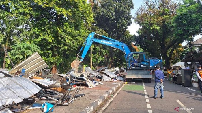 Kios pedagang Pasar Barito Jaksel dibongkar. (ANTARA/Luthfia Miranda Putri) Kios pedagang Pasar Barito Jaksel dibongkar. (ANTARA/Luthfia Miranda Putri)