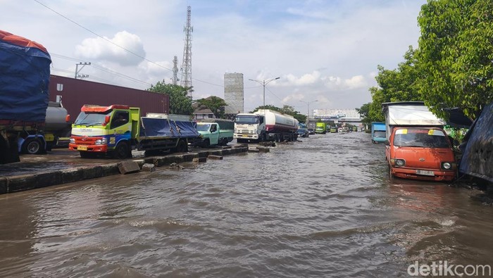 Kondisi banjir di Jalur Pantura Semarang depan RSI Sultan Agung Semarang, Jalan Kaligawe Raya, Kecamatan Genuk, Kota Semarang, Senin (27/10/2025) pukul 10.00 WIB.