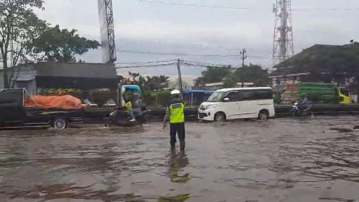 Kondisi motor bisa melintasi banjir Pantura Semarang. Kondisi motor bisa melintasi banjir Pantura Semarang.
