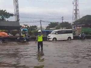 Banjir Pantura Semarang Berangsur Surut, Motor Mulai Melintas