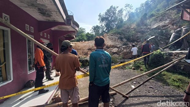 Kondisi tebing batu kapur longsor di area pertambangan semen di Desa Darmakradenan, Ajibarang, Banyumas, Senin (27/10/2025). Kondisi tebing batu kapur longsor di area pertambangan semen di Desa Darmakradenan, Ajibarang, Banyumas, Senin (27/10/2025).