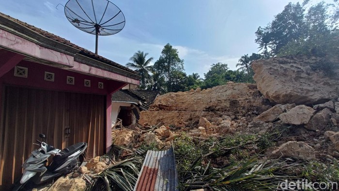 Kondisi tebing batu kapur longsor di area pertambangan semen di Desa Darmakradenan, Ajibarang, Banyumas, Senin (27/10/2025). Kondisi tebing batu kapur longsor di area pertambangan semen di Desa Darmakradenan, Ajibarang, Banyumas, Senin (27/10/2025).