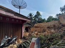 Momen Tebing Batu Kapur Longsor Hantam 3 Rumah di Banyumas