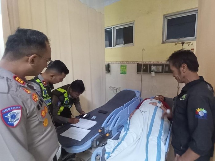 Korban kecelakaan bus PO Haryanto terguling di Tol Semarang-Batang KM 354 Jalur B, Desa Ponowareng, Tulis, Kabupaten Batang, Minggu (26/10/2025) malam. Korban kecelakaan bus PO Haryanto terguling di Tol Semarang-Batang KM 354 Jalur B, Desa Ponowareng, Tulis, Kabupaten Batang, Minggu (26/10/2025) malam.