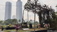 Kendala utama menambah lahan makam di Jakarta adalah penolakan warga terhadap keberadaan TPU di lingkungan tempat tinggal mereka. Kondisi tersebut membuat pemerintah daerah harus putar otak menyediakan layanan pemakaman warga.
