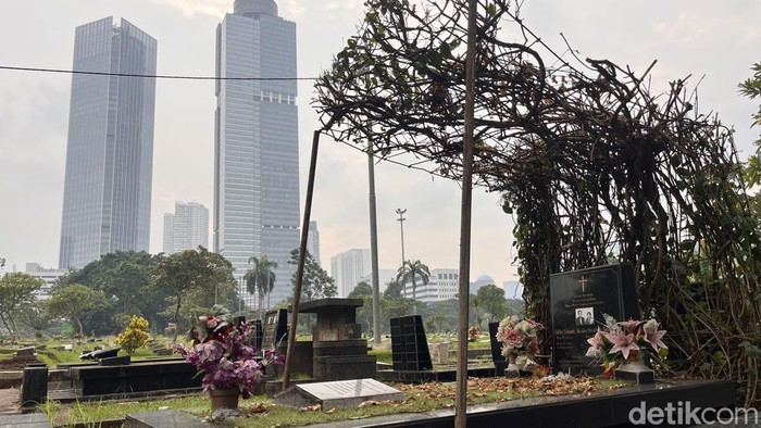 Krisis Lahan Pemakaman di Jakarta, Sistem Makam Tumpang Jadi Pilihan Warga melintas di TPU Menteng Pulo, Jakarta, Senin (27/10/2025).Β Dari 80 tempat pemakaman umum (TPU) yang tersebar di lima wilayah Jakarta, 69 di antaranya sudah penuh. Kondisi ini membuat sebagian besar TPU hanya melayani sistem pemakaman tumpang atau makam keluarga.